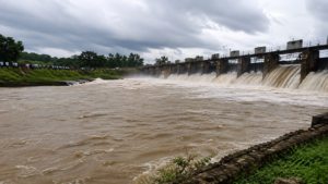 सिंध नदी जलस्तर बढ़ने पर मोहनी पिकअप वियर से पानी छोड़ा गया